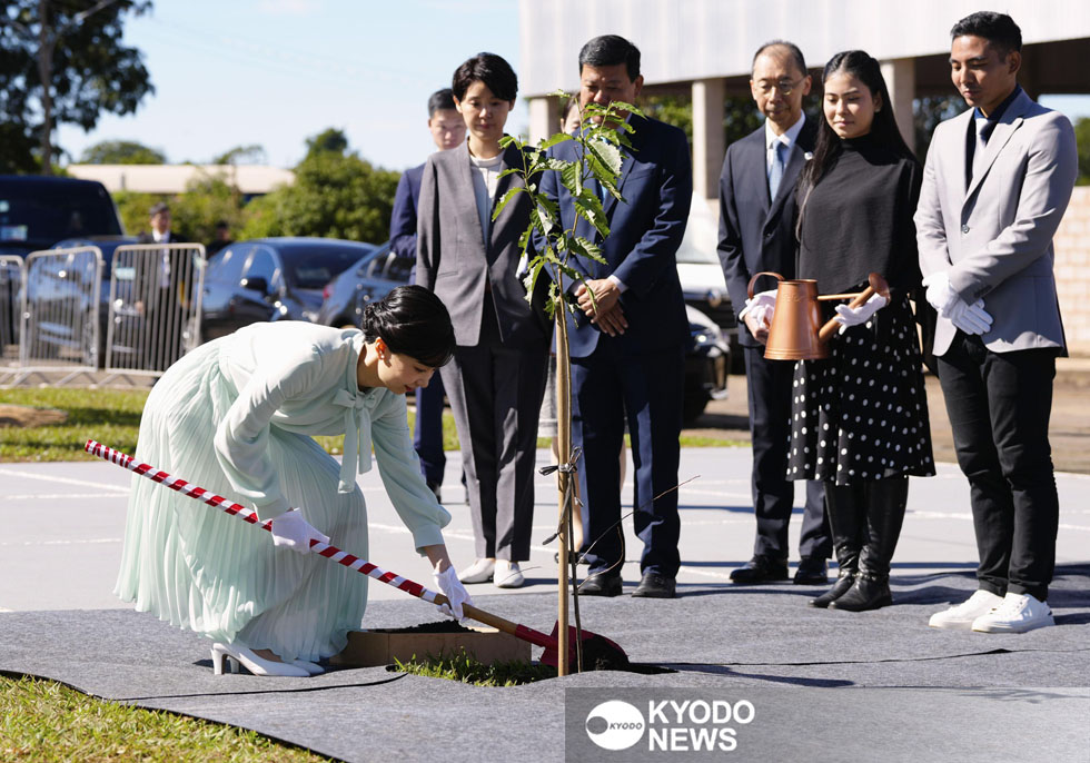 カンポグランデ日伯文化体育協会を訪れ、記念植樹をされる秋篠宮家の次女佳子さま＝２０２５年６月１０日、ブラジル・カンポグランデ（共同）