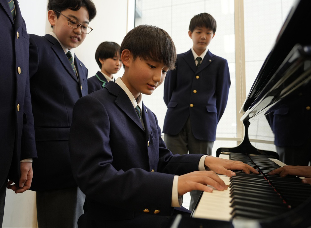 中学での河村潤哉。教室に置いてあるピアノを休み時間によく触って遊ぶ。学校ではビートボックスの話はあまりしない=2025年3月、東京都台東区の上野学園