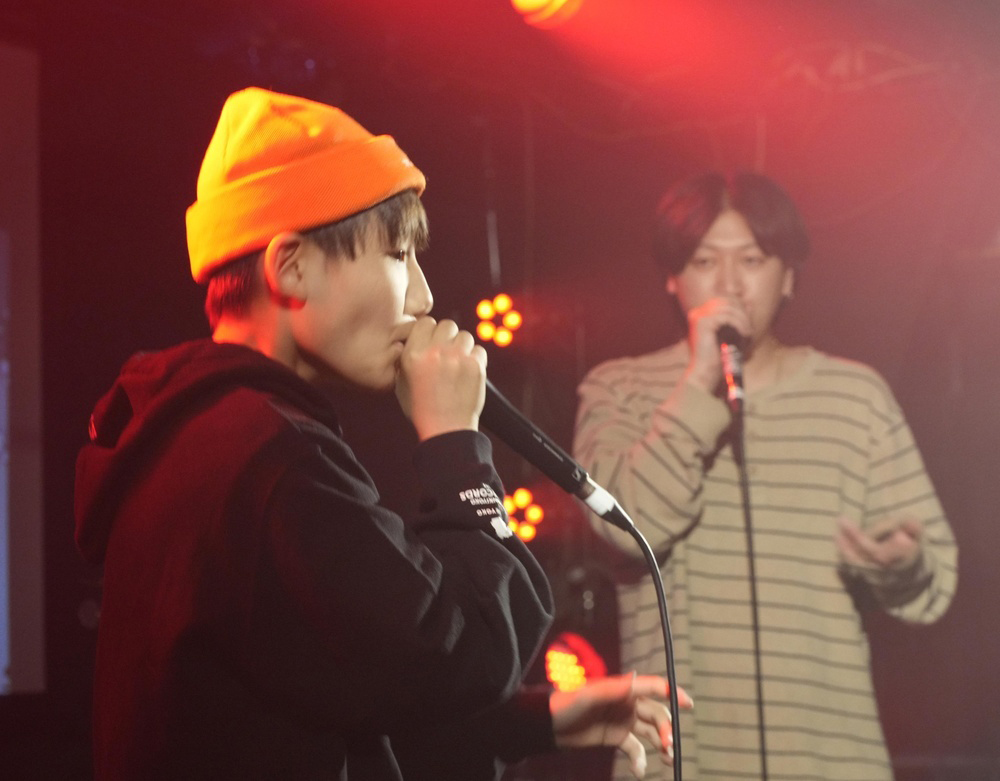 3月に聴きに行ったライブの会場では、主催者の計らいでTATSUAKIとのセッションが実現。河村潤哉は「緊張はしなかった」と満足げな表情を見せた=2025年3月、札幌市