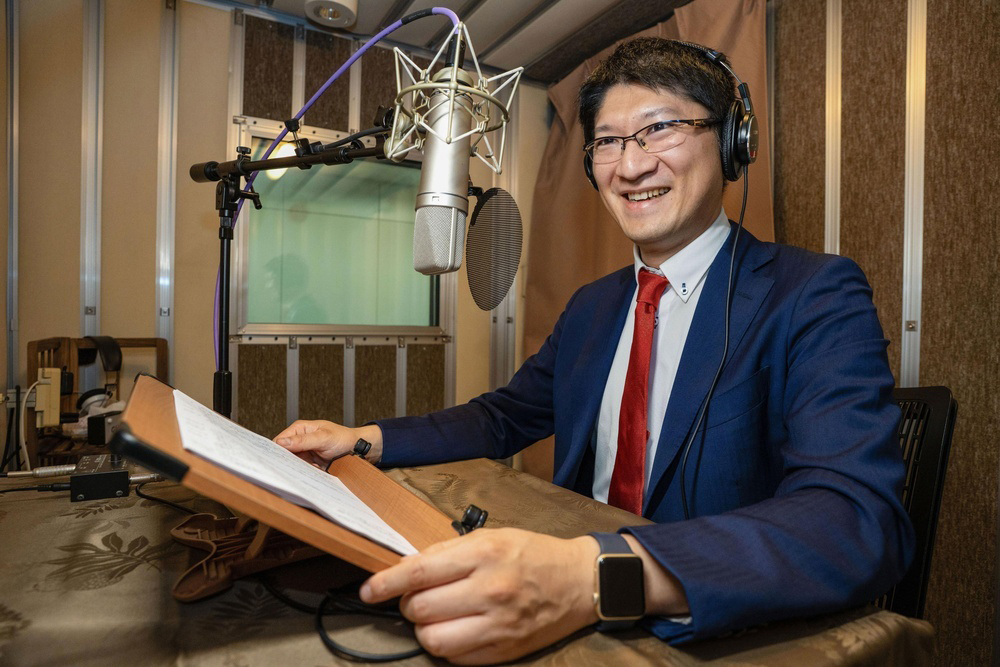 「オーディオブック」の録音用スタジオに入った上田渉。時々ここでラジオ番組の収録もする＝２０２５年８月、東京都文京区のオトバンク